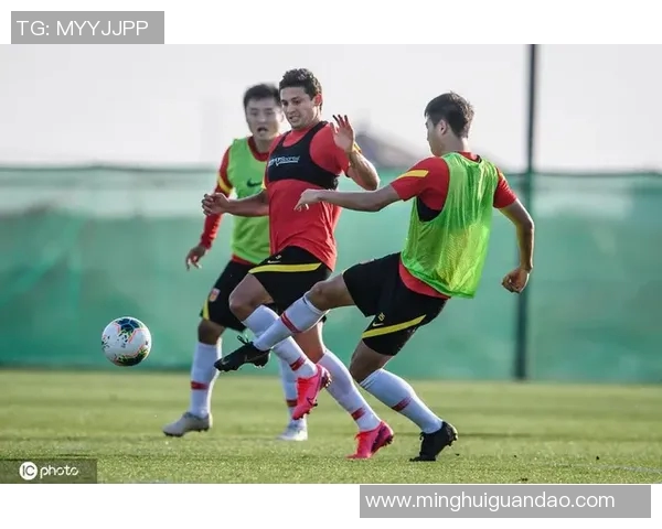 力挺北约的足球明星们如何用行动传递团结与支持