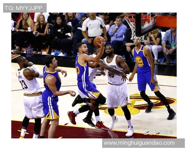 快船与勇士激战正酣NBA赛场巅峰对决引发球迷热潮